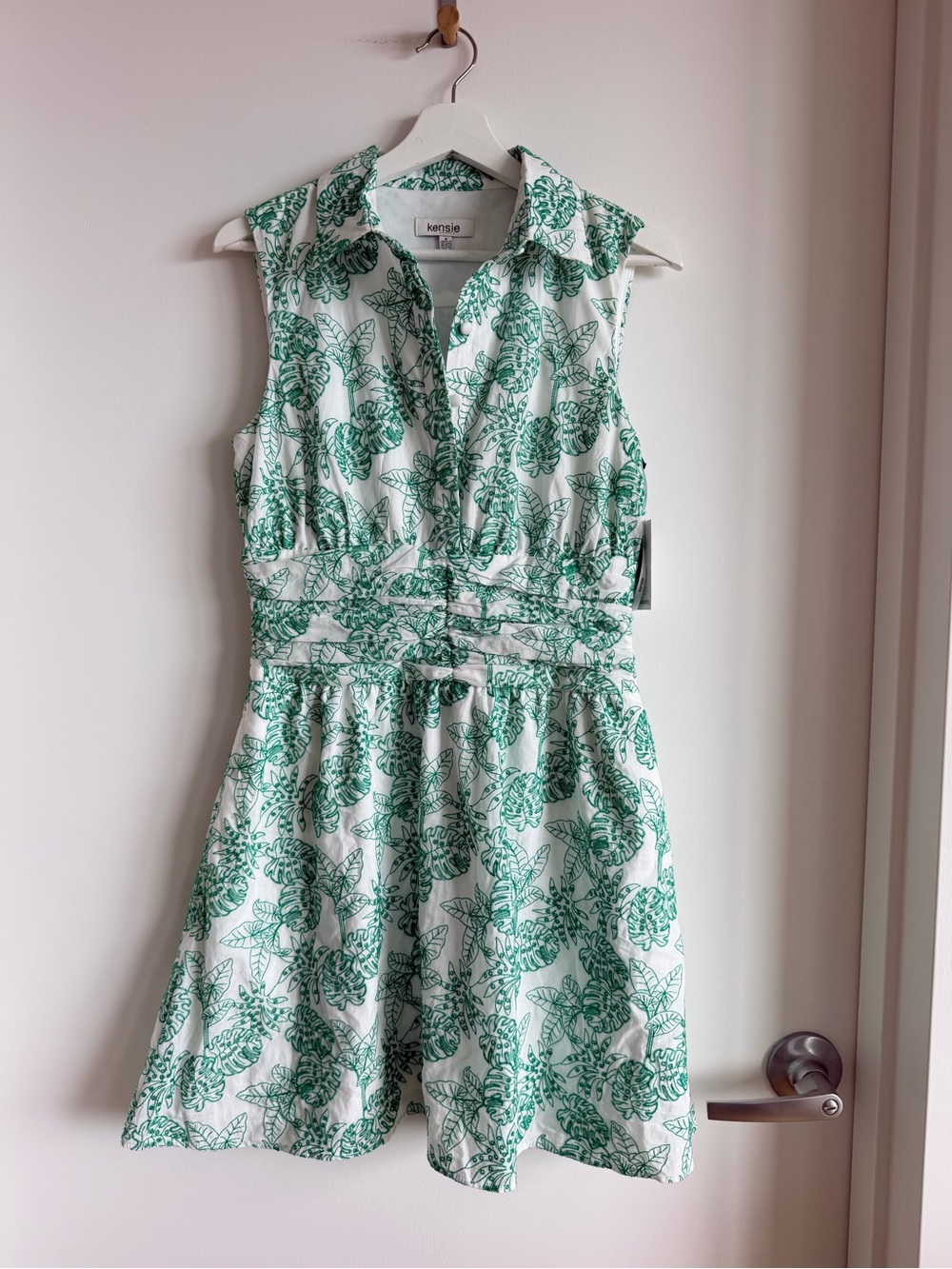 NWT Kensie White Dress with Green Leaf Print pretty embroidery Size 2/4